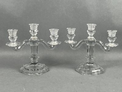 BACCARAT, Lorraine. Paire de chandeliers en cristal moulé-ta…