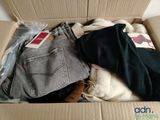 une boîte en carton remplie de vêtements et d'un jean