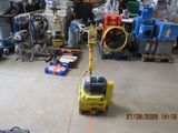 une machine placée au milieu d'une pièce