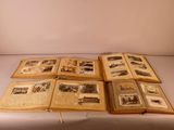 de nombreux livres anciens posés sur une table, avec des illustrations sur la couverture