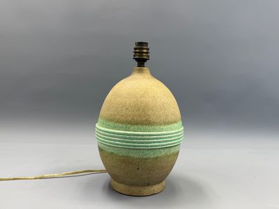 un gros plan d'une lampe posée sur une table, sur fond gris