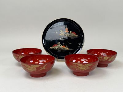 trois bols rouges et une assiette avec l'image d'un bateau
