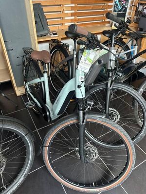 deux vélos garés l'un à côté de l'autre sur le sol