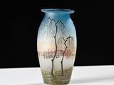 un vase en verre dans lequel est représenté un arbre
