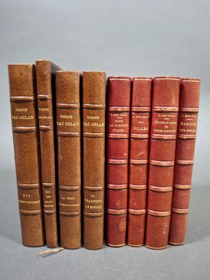 plusieurs vieux livres sont alignés sur une surface grise
