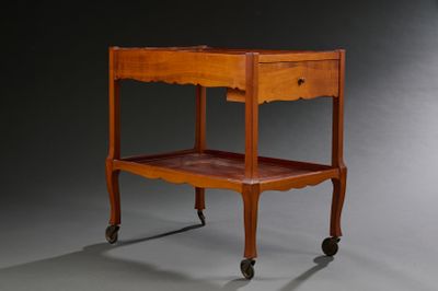 une petite table en bois avec un tiroir