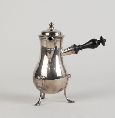 une cafetière ancienne en argent avec une poignée noire sur fond blanc