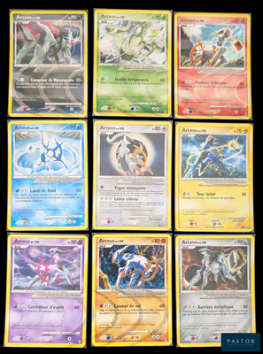 Plusieurs cartes Pokémon sont disposées sur une surface noire