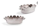 paire de bols plaqués argent sur fond blanc avec un fond blanc