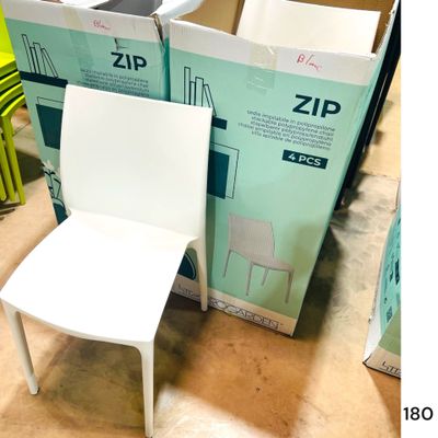 une chaise blanche posée à côté d'une boîte