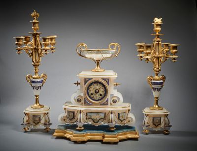 Garniture de cheminée en albâtre peint et émaillé à décor d'… - Photo 1