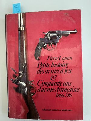 le livre est posé sur une table sur laquelle se trouve un pistolet