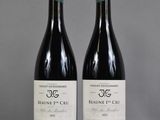 deux bouteilles de vin sont posées côte à côte sur une table