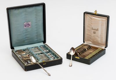 deux boîtes contenant des cuillères et des fourchettes