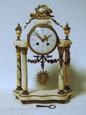 une horloge posée sur une table