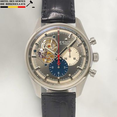 une photo d'une montre-bracelet avec un bracelet en cuir noir