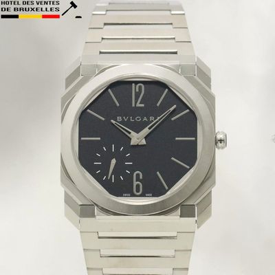 une montre en argent avec un cadran noir sur fond blanc