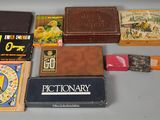 beaucoup de livres et d'autres objets sur la table