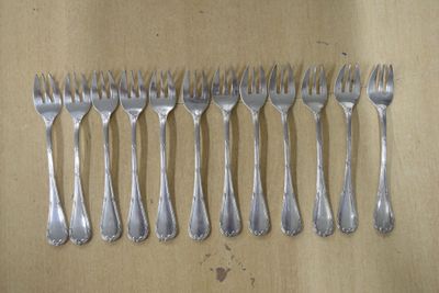 six fourchettes posées les unes à côté des autres sur une table