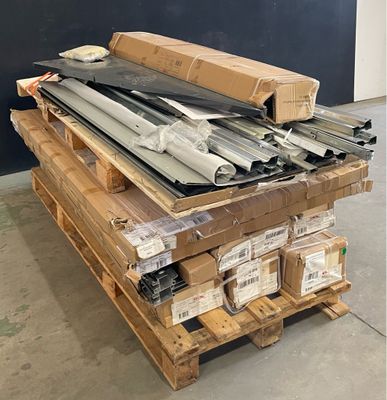 une palette sur laquelle sont empilés divers objets métalliques
