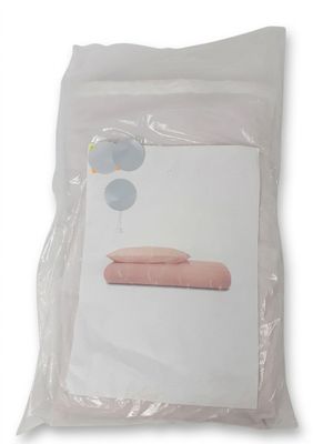 la photo d'une photo représentant un lit dans un sac en plastique