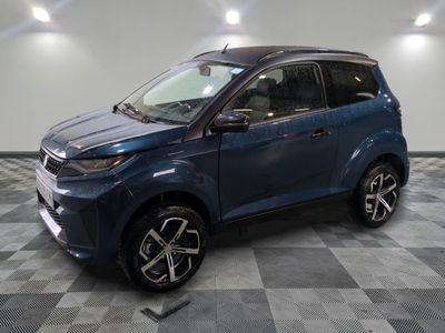 la voiture bleue est garée sur le sol en damier d'un garage