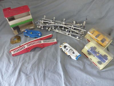 beaucoup de petits trains et de petites voitures sur un lit