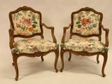 paire de fauteuils en bois sculpté de style Louis XV, avec assises rembourrées à motifs floraux