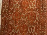 une jupe orange à motifs posée sur une table