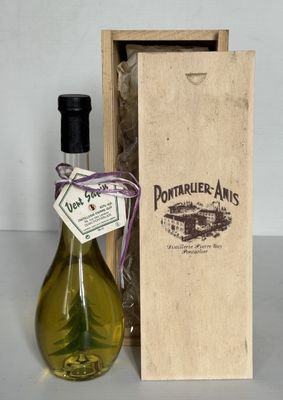 une bouteille d'huile d'olive à côté d'une boîte en bois
