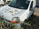 une camionnette blanche qui a été vandalisée dans une cour
