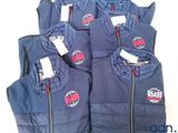 plusieurs gilets bleus ornés de logos rouges et blancs