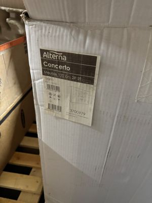 a box with a label on it sitting on a pallet