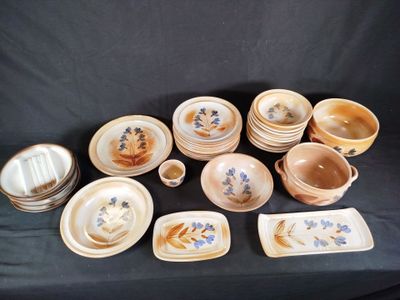 de nombreux types de plats et de tasses sur la table