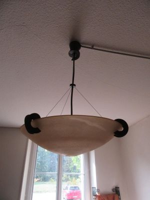 une lumière suspendue au plafond d'une pièce