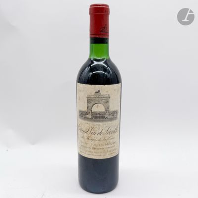 une bouteille de vin rouge posée sur une table blanche