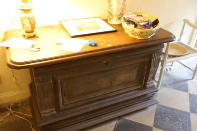 un bureau sur lequel se trouvent une lampe et un panier