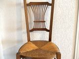 une chaise en bois posée sur une table en bois