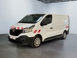 la photo d'une camionnette blanche garée dans un garage
