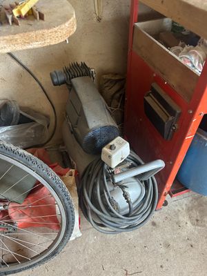 une photo d'un garage avec un vélo et d'autres outils