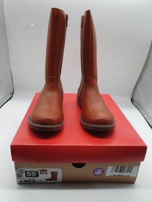 La boîte est vide et on y voit deux paires de bottes marron.