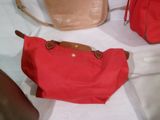 trois sacs posés ensemble sur une table
