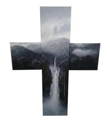 une grande croix avec une cascade en son centre