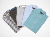 trois chemises pour homme sont alignées sur une surface blanche