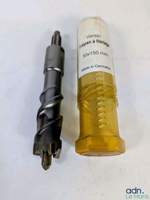 deux types d'outils différents sur la table