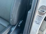un gros plan sur la poignée de porte et l'accoudoir d'une voiture
