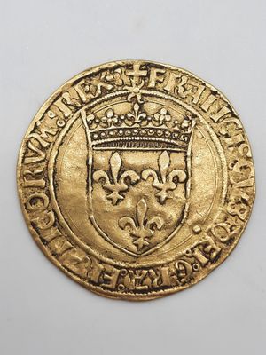 une pièce d'or surmontée d'une couronne
