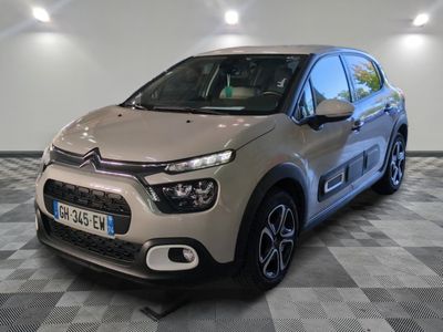 La nouvelle Citroën est garée dans le showroom, au showroom