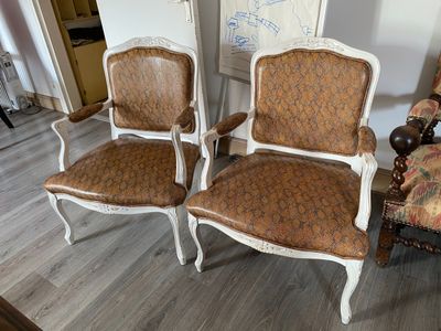 trois chaises assises l'une à côté de l'autre sur le sol