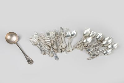 many spoons and spoon spoons laid out on the table